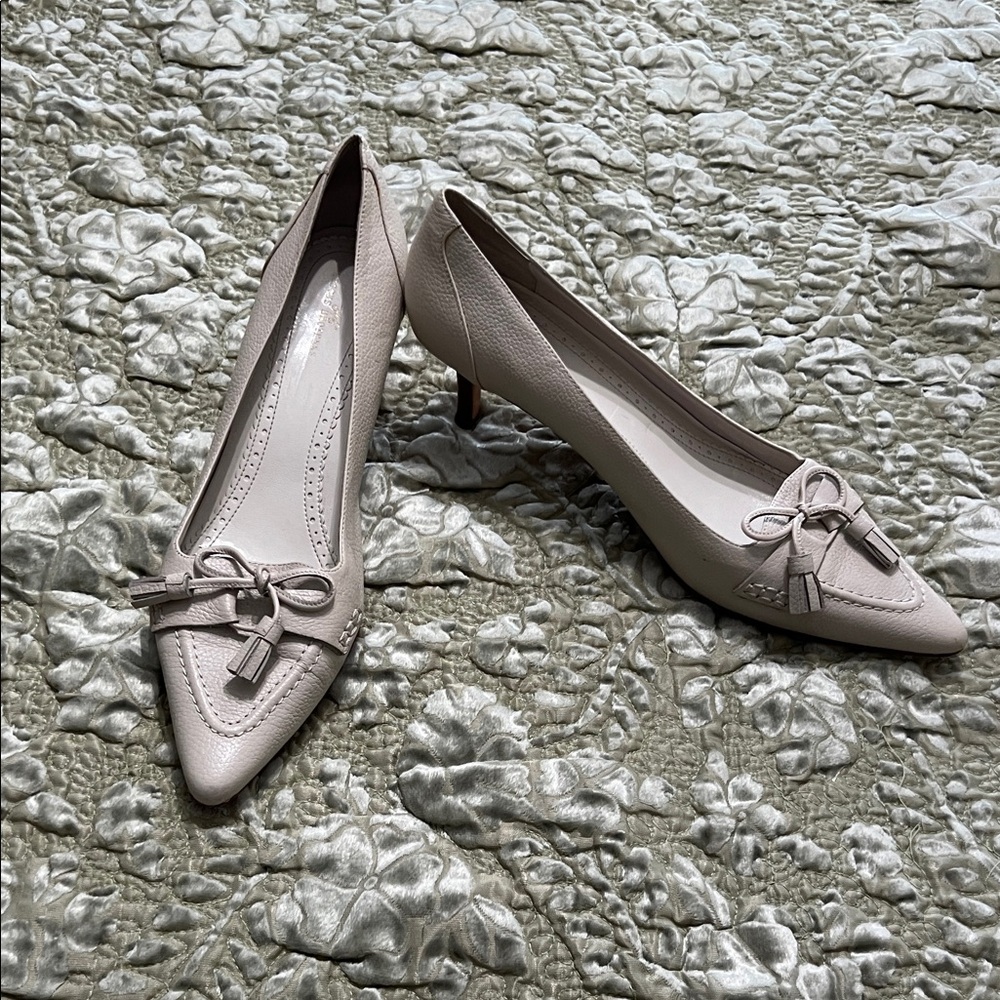 346”Brooks Brothers Great Condition Cream Bow Heels